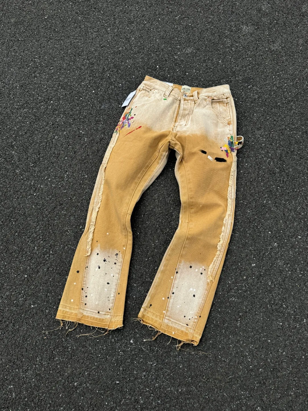 P250💰G91 GALLERY DEPT. Spliced ​​patches, ink-splashed denim bell-bottoms, washed distressed spliced ​​jeans, denim washing factory. During the process, the owner of the washing factory helped introduce a boss who once worked at the Levi OEM factory and then started his own business. This also paved the way for the following styles. Therefore, Levi's remodeled single product for the base plate is really familiar. Whether it is the fabrics supplied or the lathes used in production, there is nothing to choose from. -Color: Black -Size: S-XXL (corresponding to 28-36)
